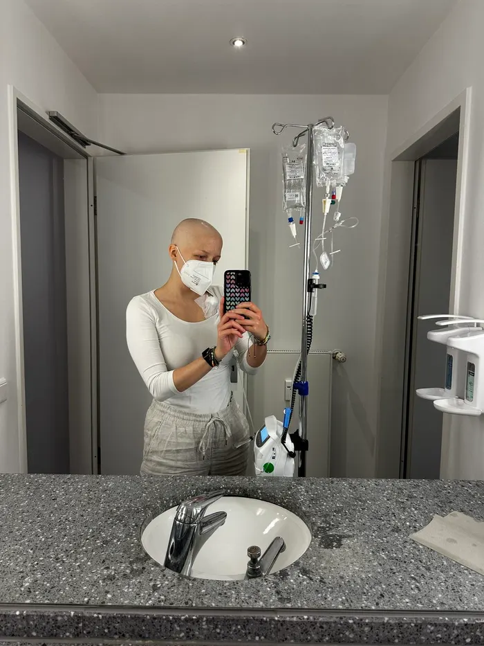 Sarah Reimann während einer Chemotherapie-Behandlung, mit Portkatheter und Infusionsständer